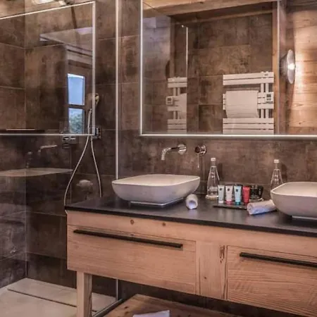 6br Chalet Close To The Village Centre Of 别墅